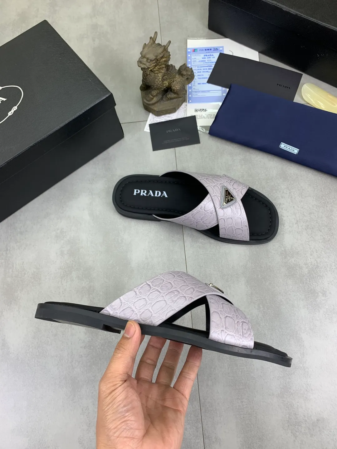 Men's shoes 💰P320💰【New style】🎁🎁🎁 PRADA Prada's new casual slippers, original official website 1:1, perfect workmanship, conveying a kind of noble luxury, sublimating its definition of luxury in Prada's high-end extraordinary craftsmanship. Original combination outsole, size: 39-46 colors 🉑️ to choose from